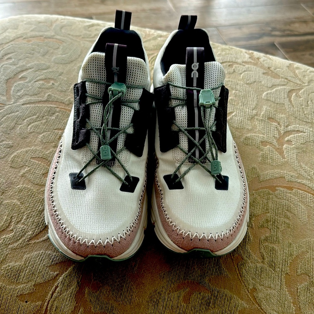 NEW!!! never worn size 9 on cloud sneakers